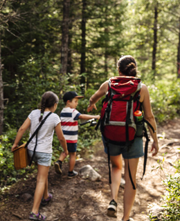 Une famille en randonnée dans un sentier