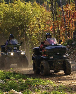Deux personnes en quad à l'automne