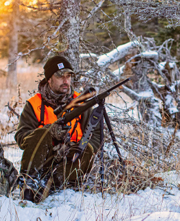 José Boily caché dans un boisé enneigé, chassant le cerf de Virginie.