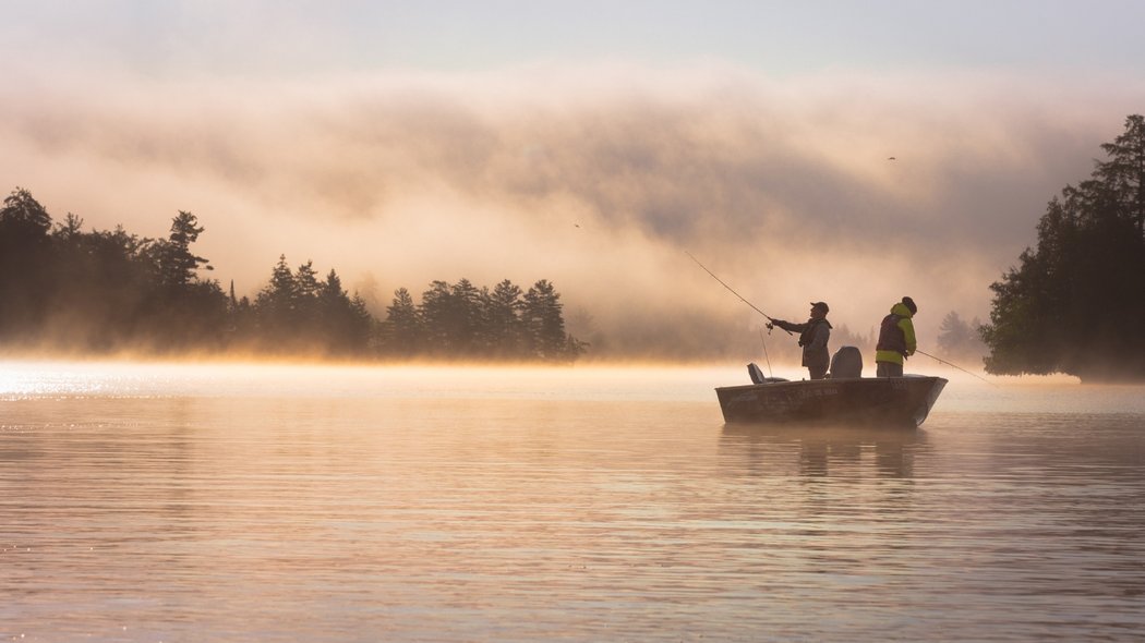 Deux pêcheurs au lever du soleil