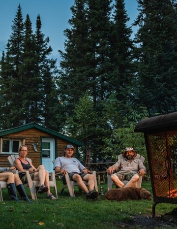 Un groupe d'amis qui relaxe au bord du feu