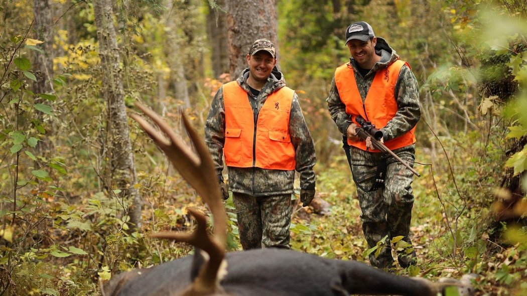 Deux chasseurs avec leur orignal