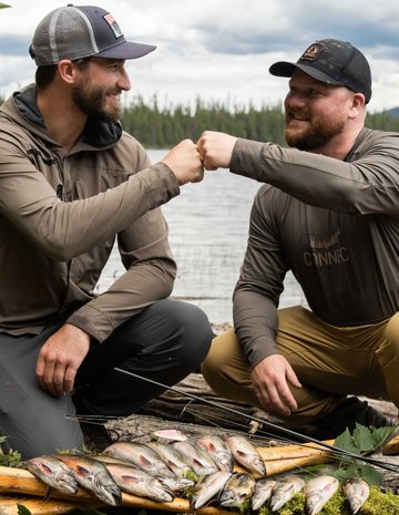 Deux hommes se félicitant de leurs poissons