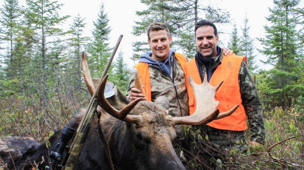 Deux chasseurs et leur orignal