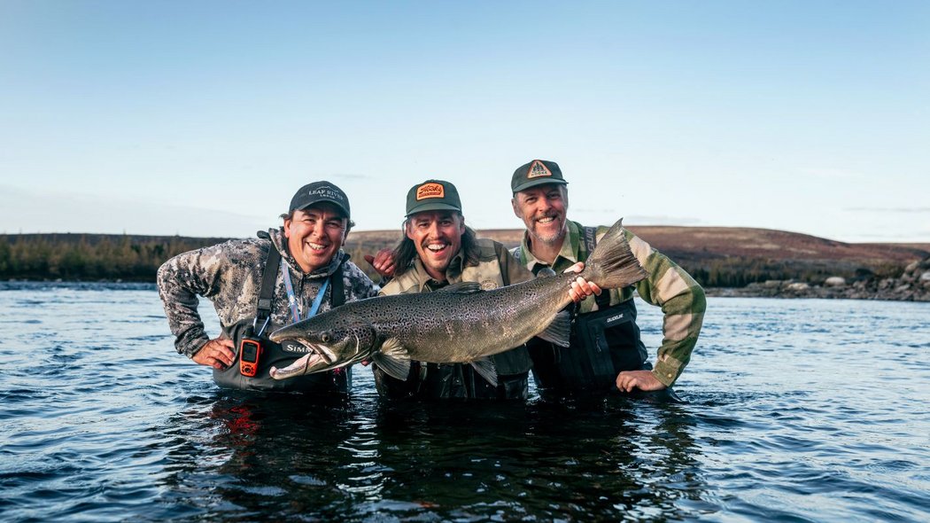 Des pêcheurs avec leur saumon