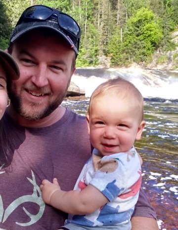 Une petite famille devant la rivière 
