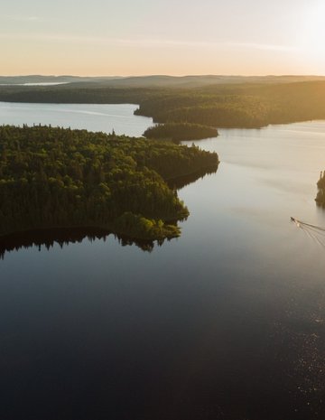 Un coucher de soleil sur le lac