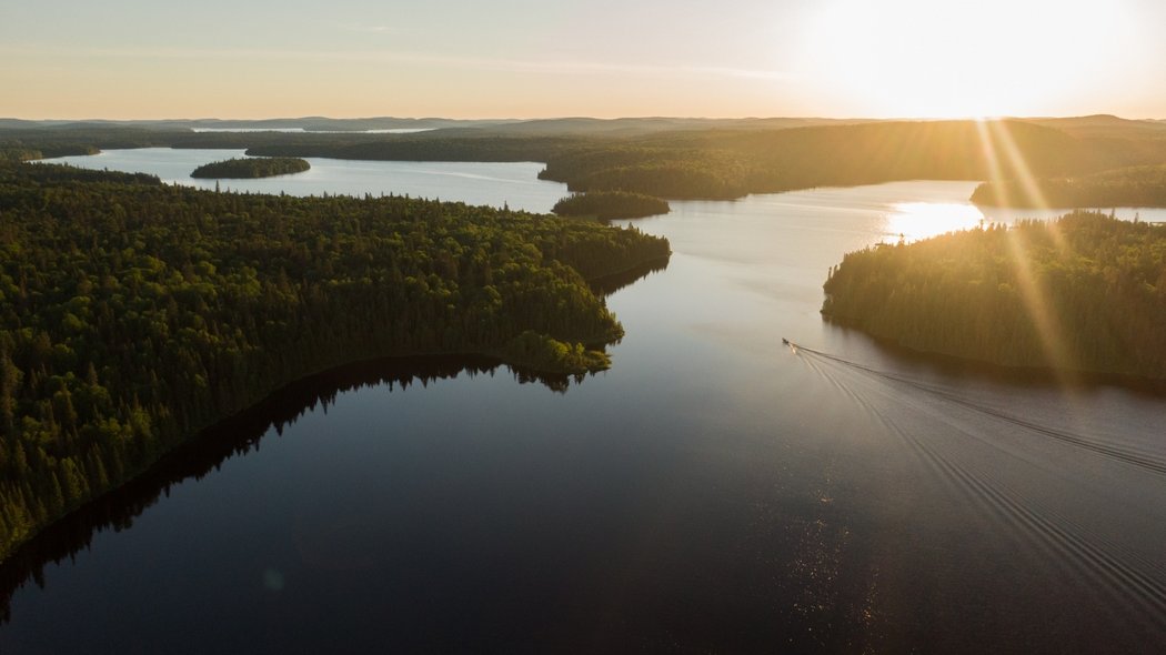Un coucher de soleil sur le lac