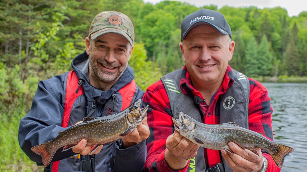 Deux pêcheurs montrant leur truite