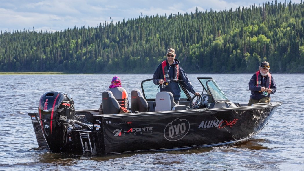 Un groupe de pêcheurs dans un bateau