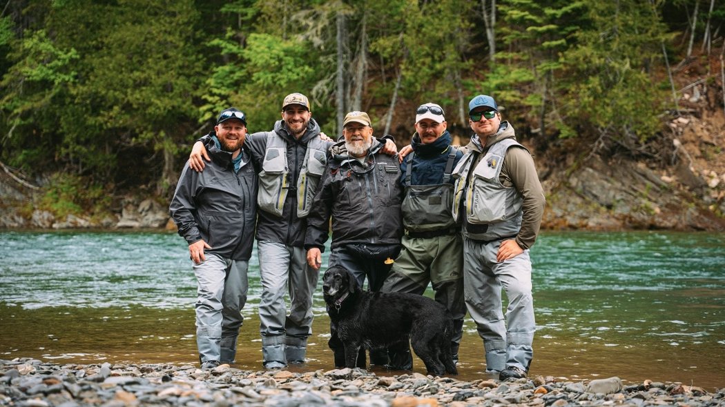 Bande de pêcheurs dans la rivière