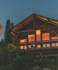 Un chalet le soir avec un ciel étoilé