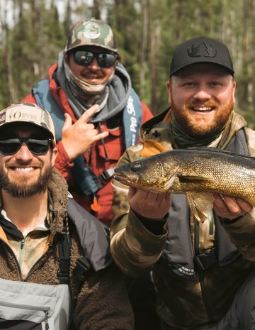 Des pêcheurs avec un doré