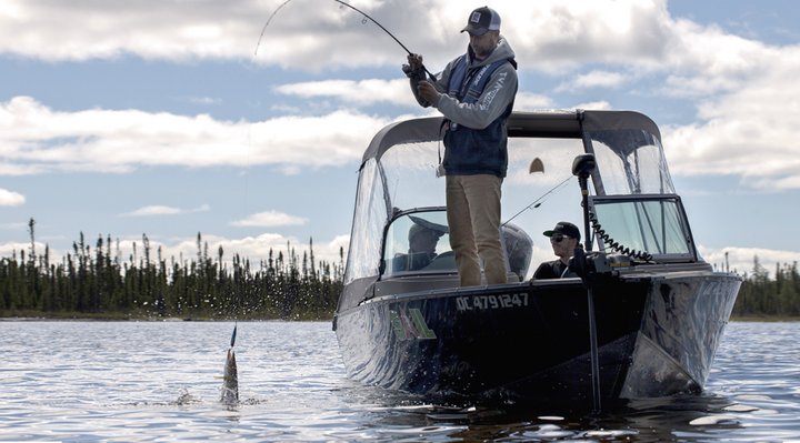 Un homme à la pêche.
