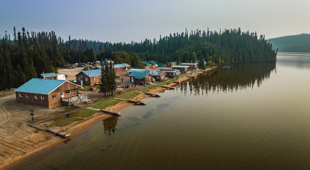 Vue aérienne d'une pourvoirie au bord d'un lac