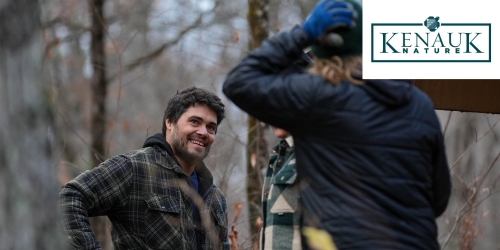 Une personne dans le bois qui discute avec logo Kenauk