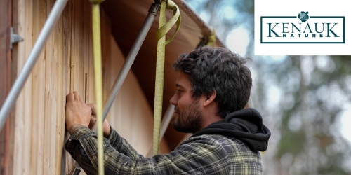 Un menuisier qui cloue avec logo Kenauk