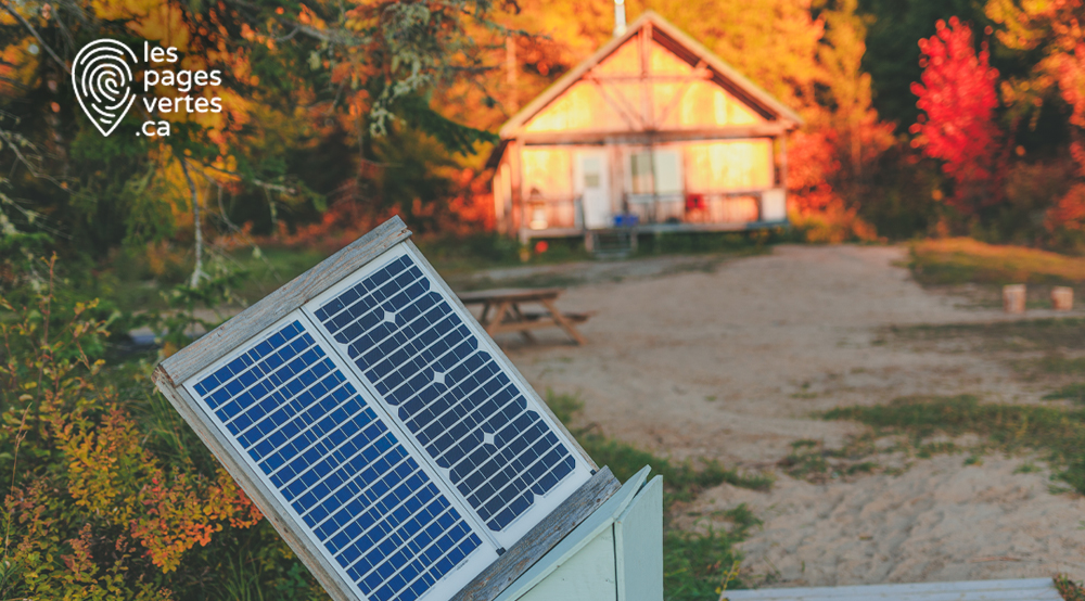 Pourvoirie avec panneau solaire et logo de certification des pages vertes