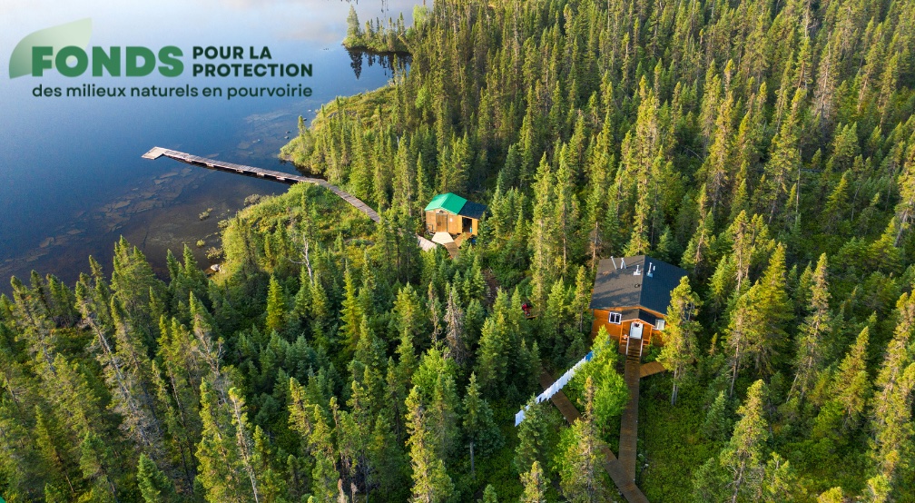 Pourvoirie vu des airs avec le logo du Fonds pour la protection des milieux naturels en pourvoirie