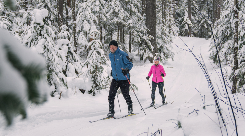 Un couple qui fait du ski de fond