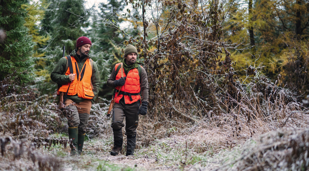 Deux chasseurs se promenant.