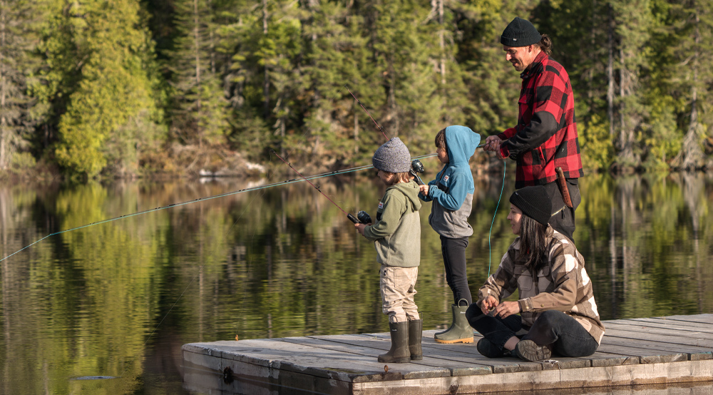 Une famille qui pêche sur le quai